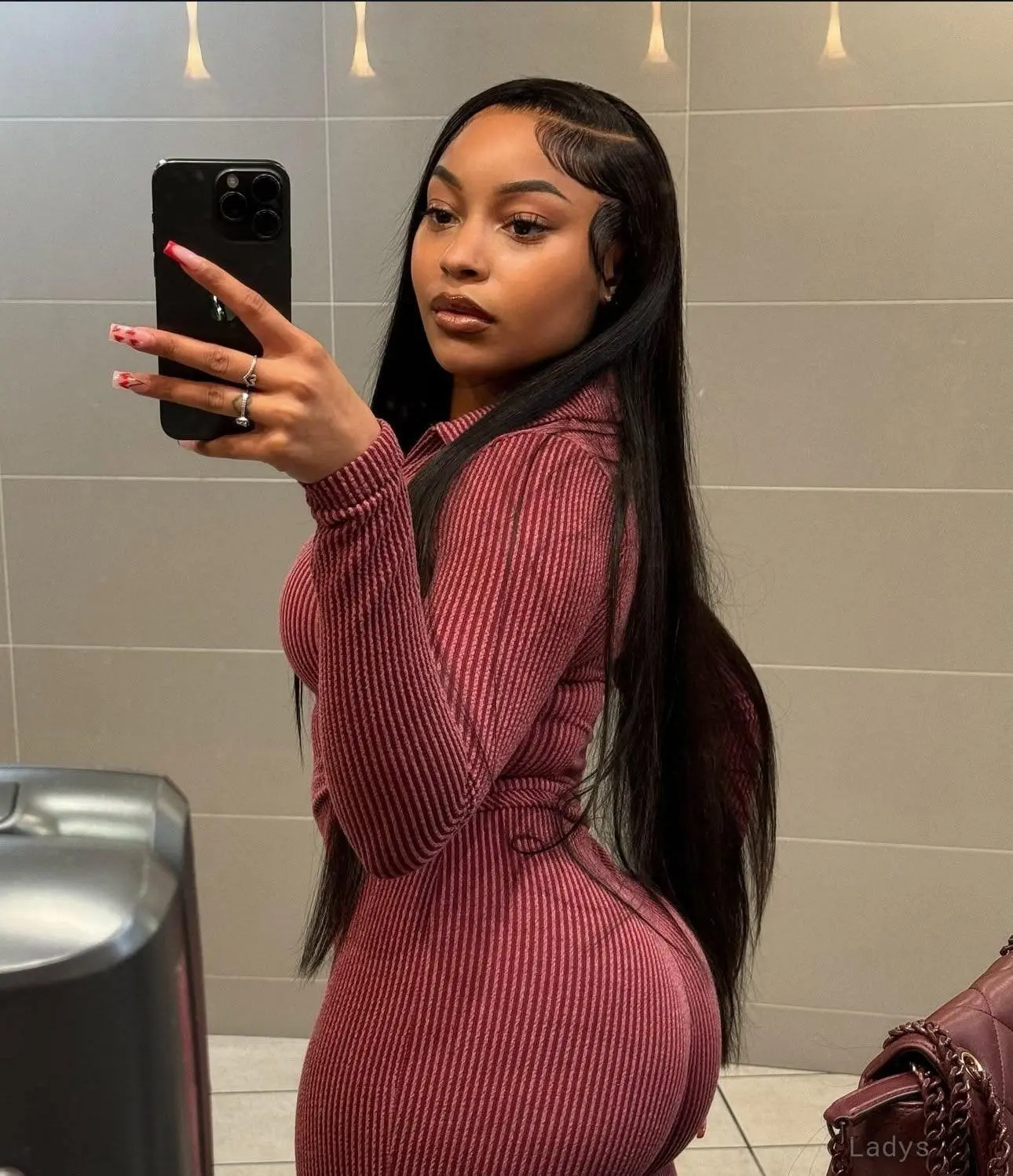Mina, 23 years old Dakar escort girl with big tits, height 169 sm, Weight kg