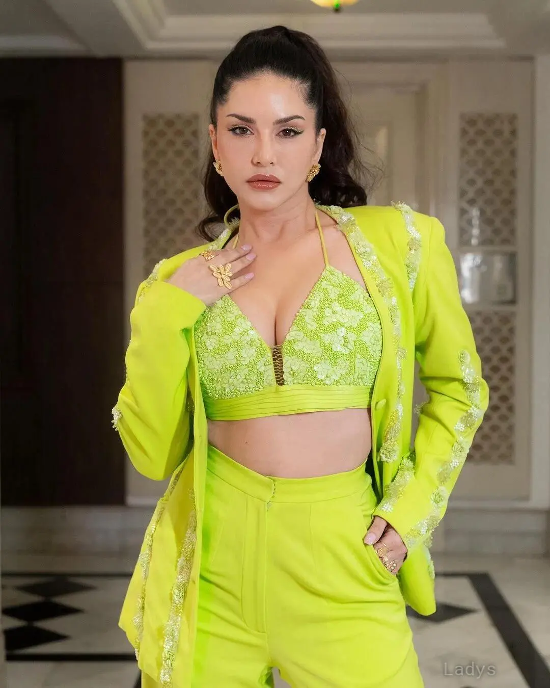 Sunny Leone, 45 years beautiful nude Darjeeling escorts girl, height 161 sm, Weight 60 kg