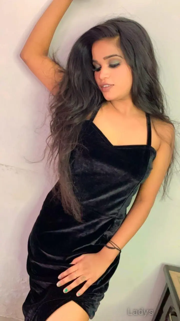 Fiza, 20 years old Delhi escort girl with big tits, height 155 sm, Weight kg