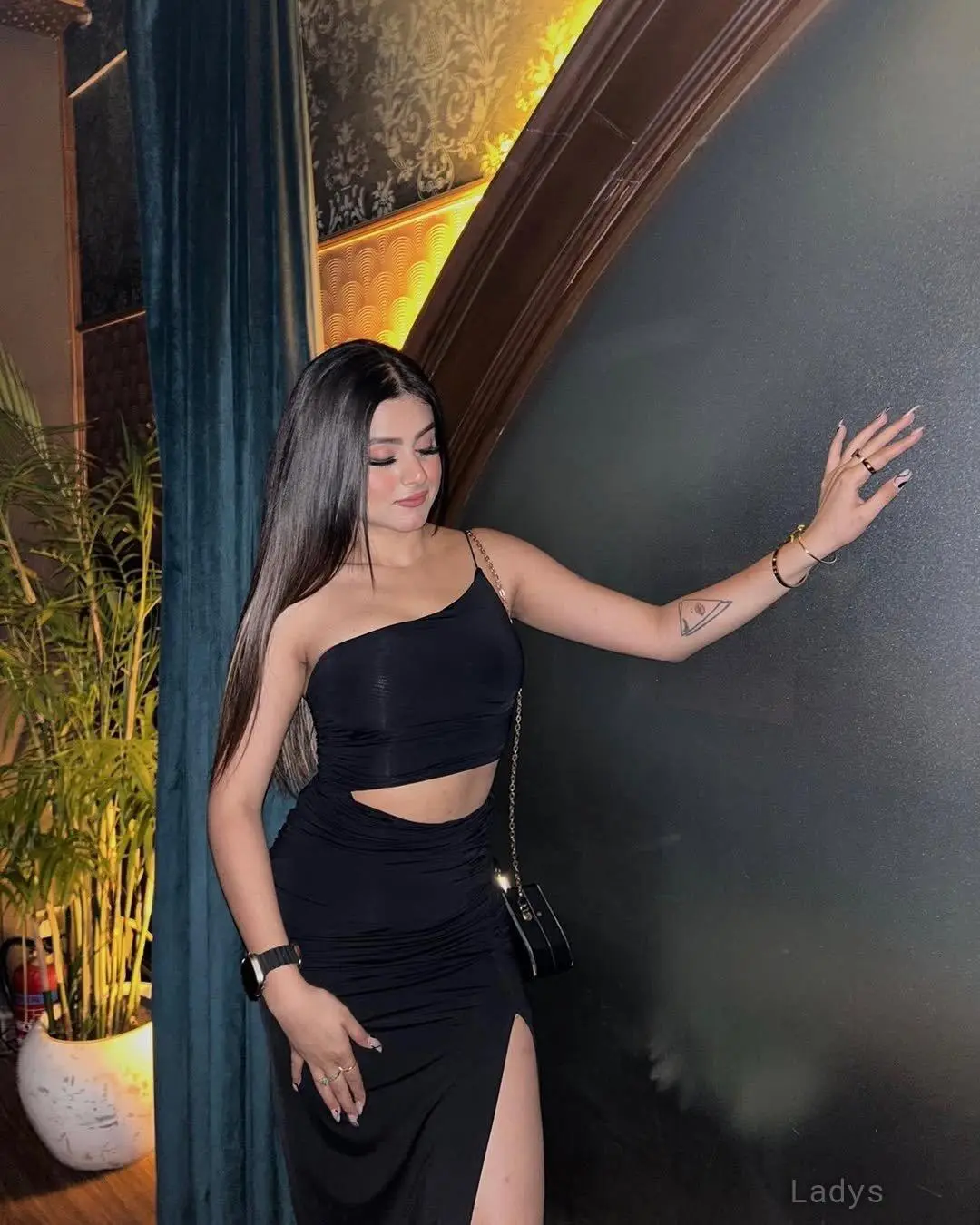 Linet, 21 years old Delhi escort girl with big tits, height 135 sm, Weight kg