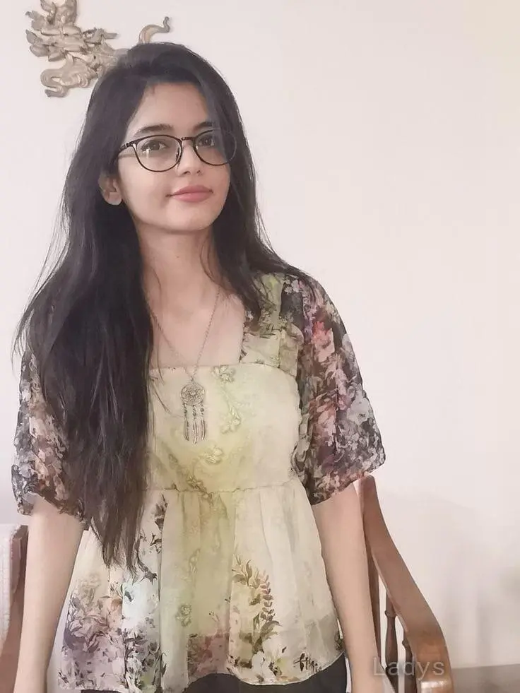Priyaa, 21 years old Delhi escort girl with big tits, height 154 sm, Weight kg