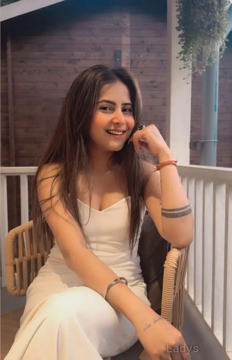 Richa, 22 years old Delhi escort girl with big tits, height 153 sm, Weight kg