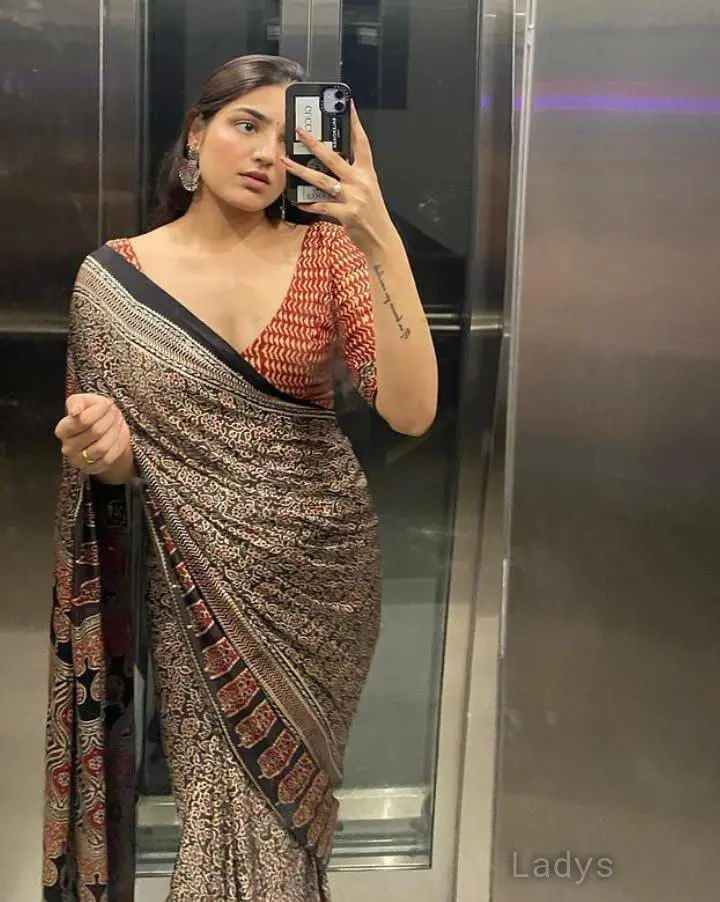 Deepika, 23 years beautiful nude Delhi escorts girl, height 154 sm, Weight  kg