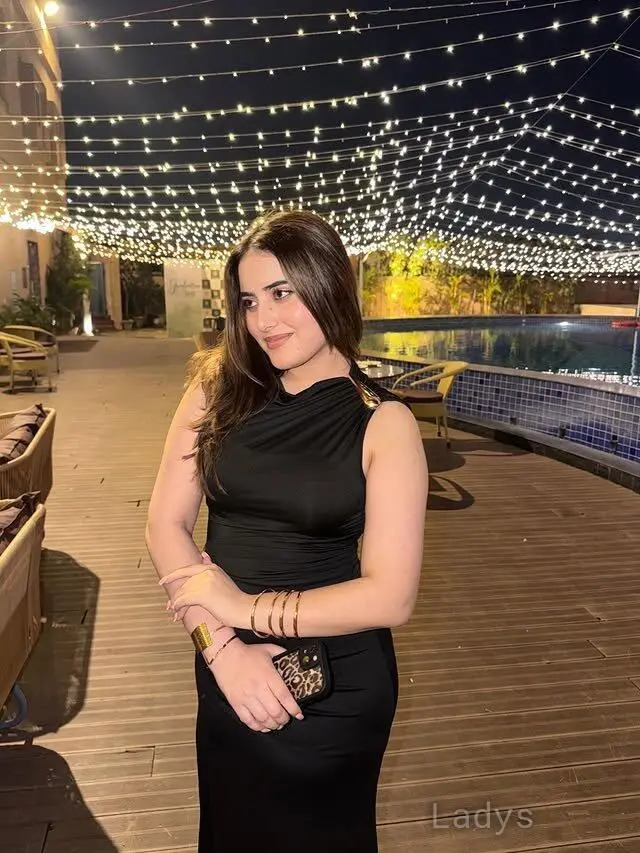 Emma, 22 years beautiful nude Delhi escorts girl, height 154 sm, Weight kg