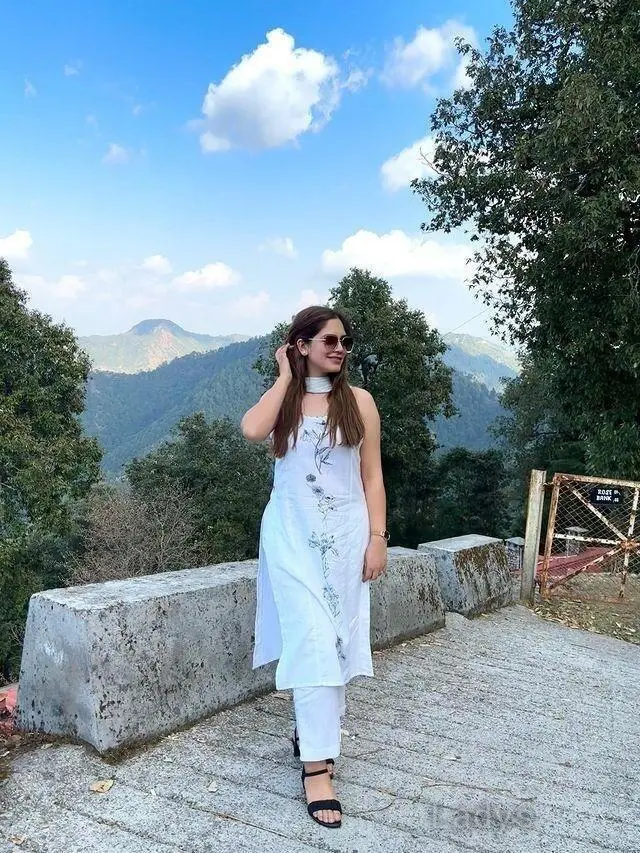 Kavya, 24 years beautiful nude Delhi escorts girl, height 170 sm, Weight kg