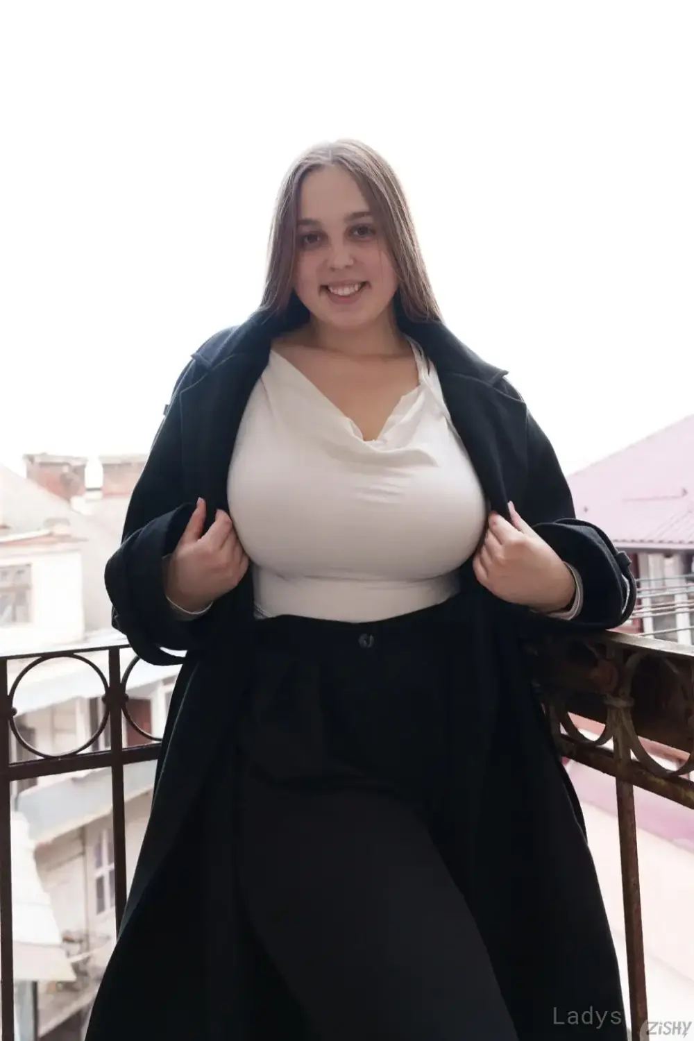Adele-Queen-Boobs, 28 years old Detroit escort girl with big tits, height 167 sm, Weight 72 kg