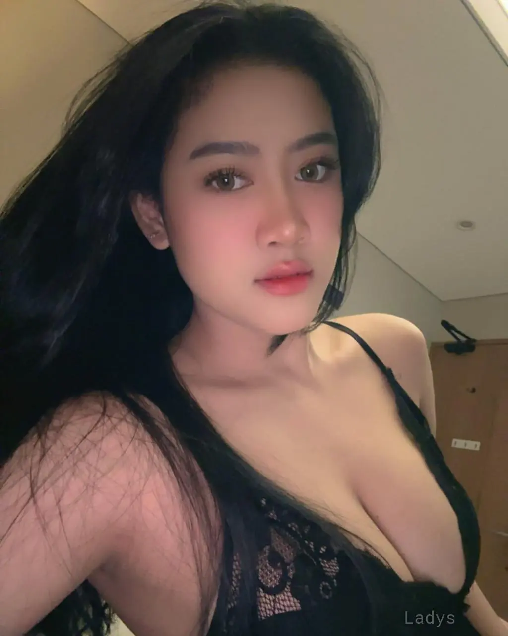 Mya, 22 years old Doha escort girl with big tits, height 168 sm, Weight kg