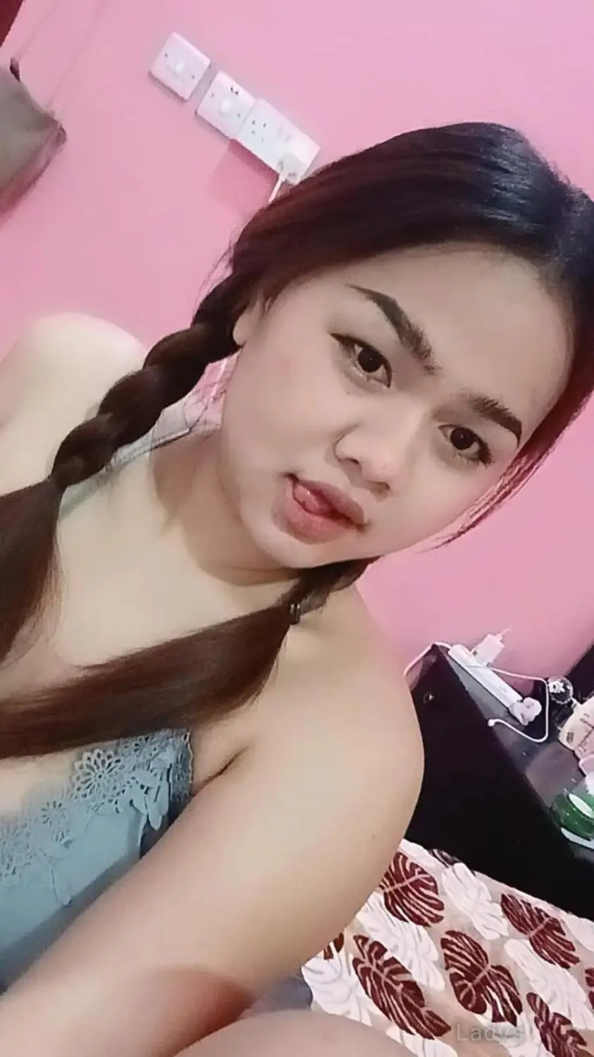 Pinky, 24 years old Doha escort girl with big tits, height 167 sm, Weight kg
