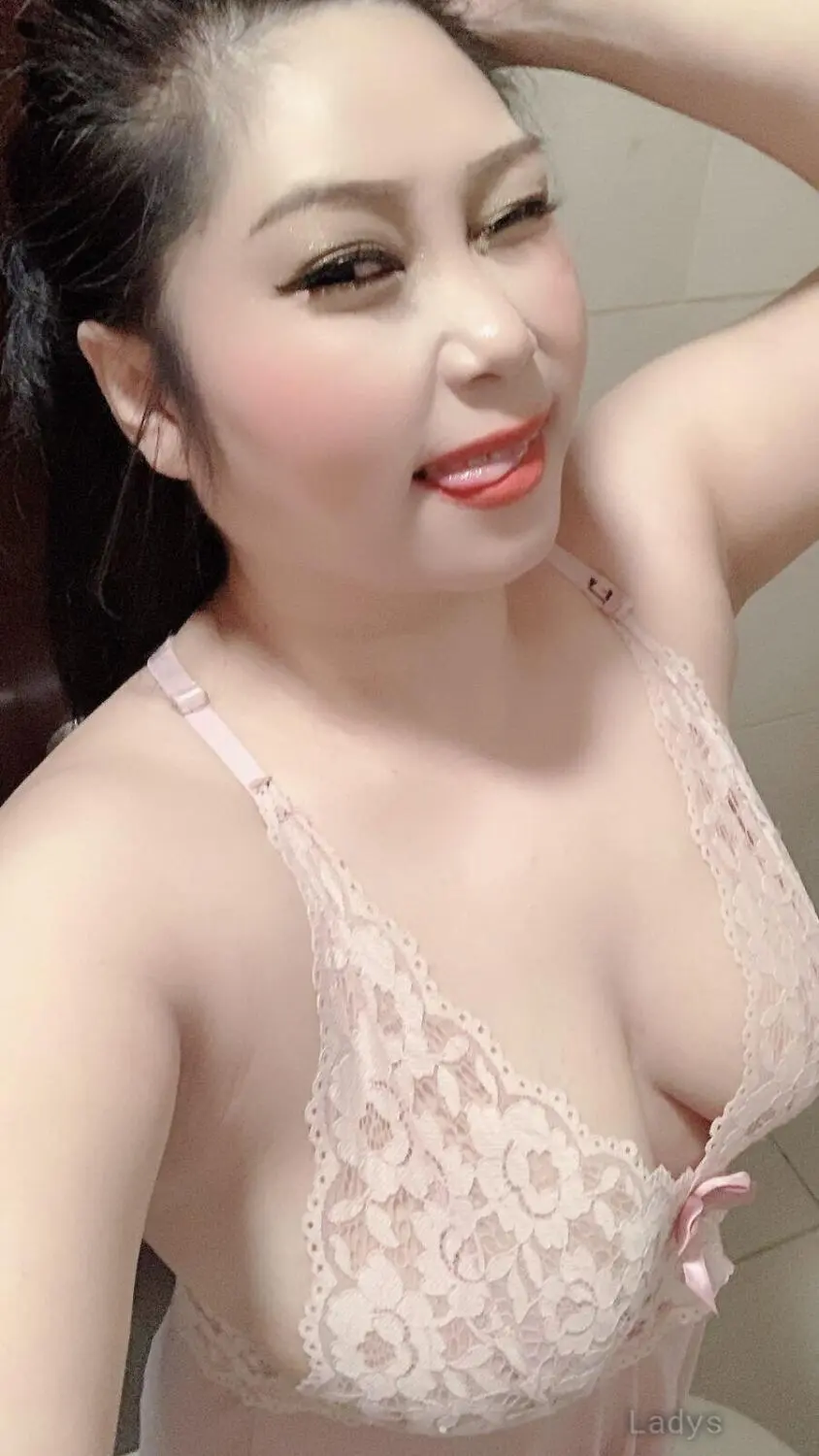 Wei Wei, 21 years beautiful nude Doha escorts girl, height 168 sm, Weight kg