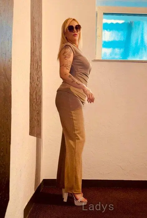 Kylee, 23 years beautiful nude Düsseldorf escorts girl, height 161 sm, Weight 63 kg