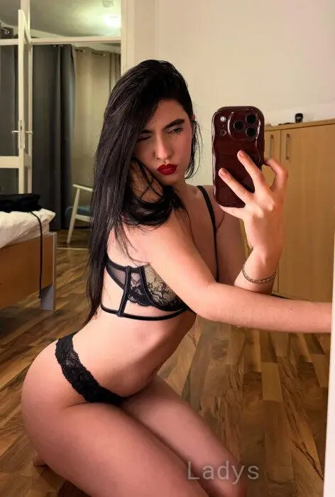 Michi, 22 years beautiful nude Düsseldorf escorts girl, height 156 sm, Weight 50 kg