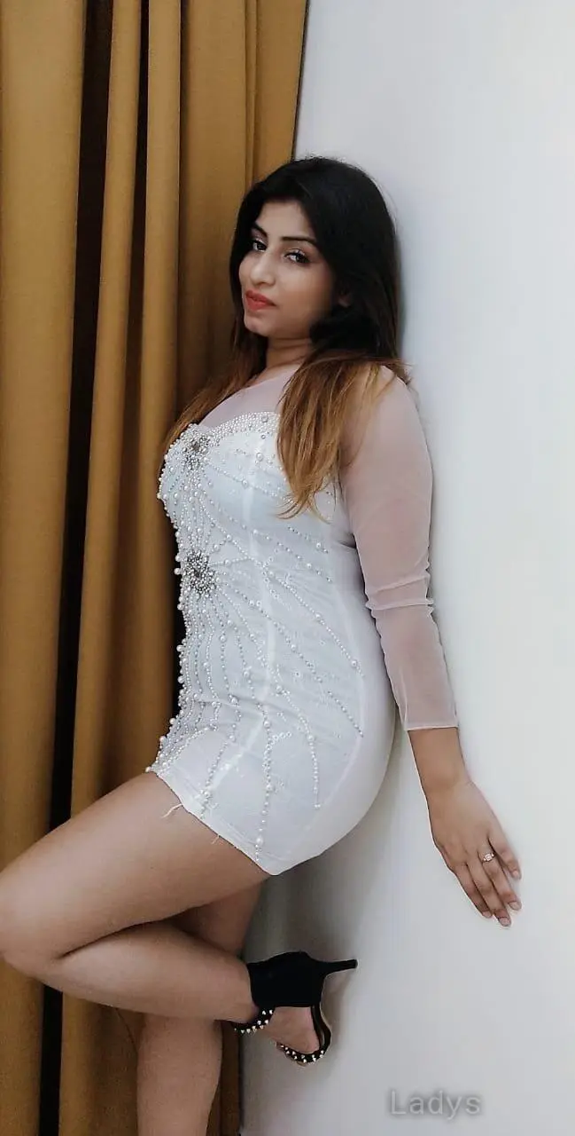 Alisha Indian Milf, 24 years old Dubai escort girl with big tits, height 167 sm, Weight kg