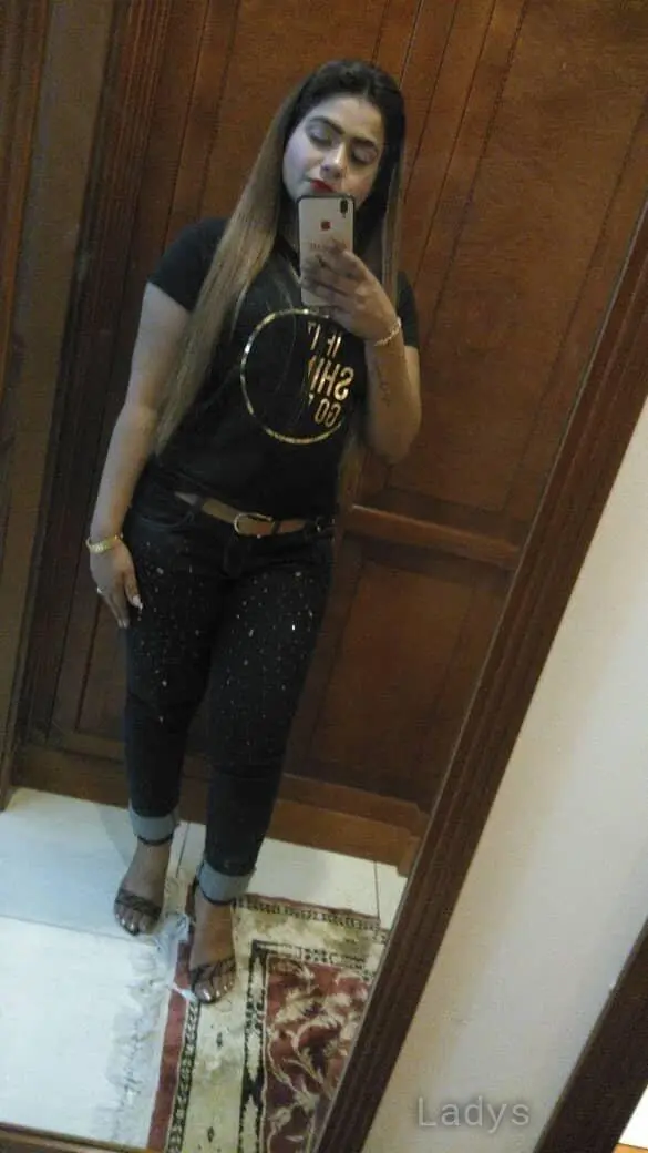Arshita, 22 years old Dubai escort girl with big tits, height 167 sm, Weight  kg