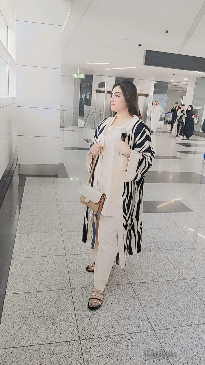 Divya Busty Girl, 24 years old Dubai escort girl with big tits, height 167 sm, Weight  kg