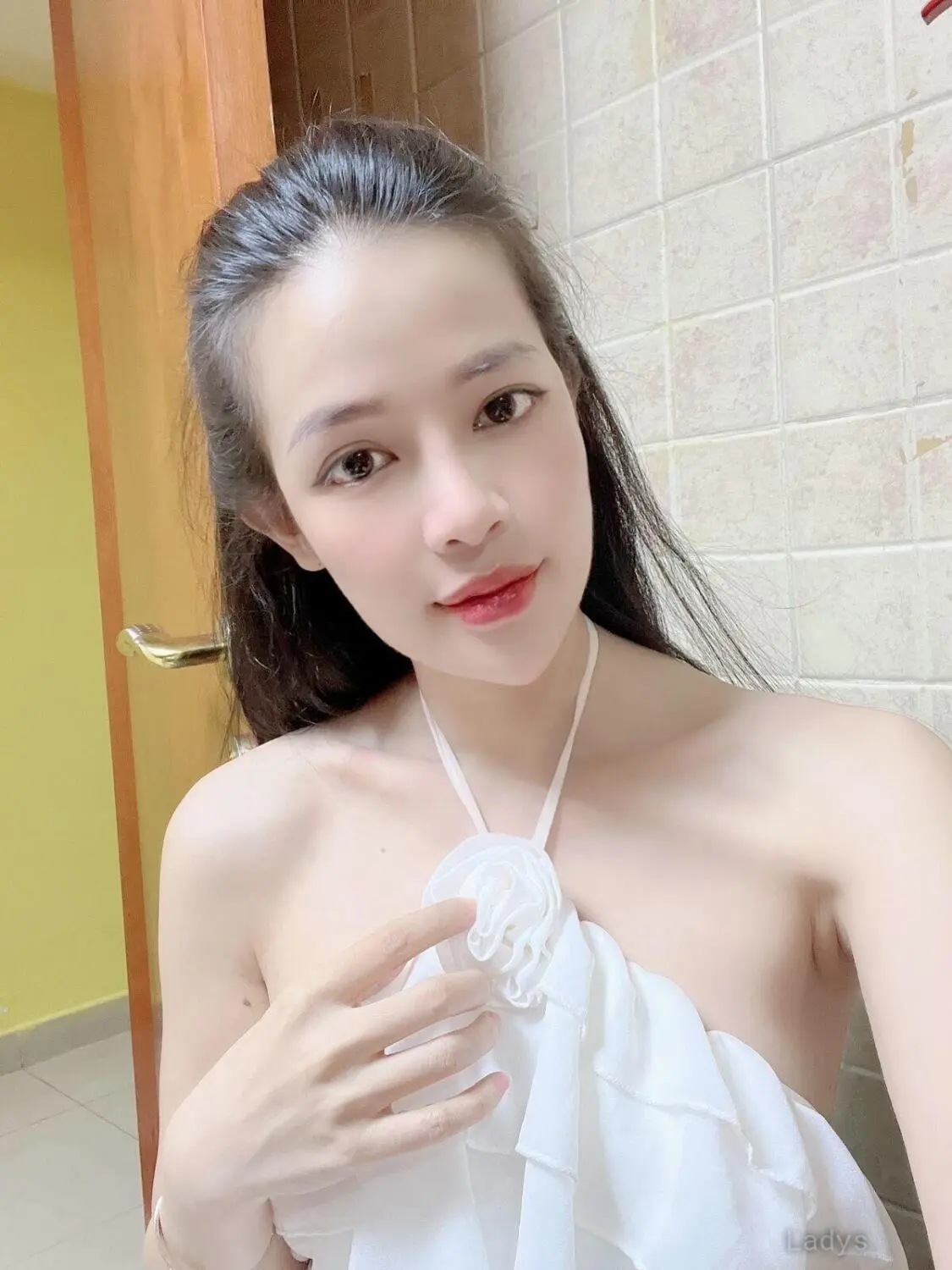 Hana, 20 years old Dubai escort girl with big tits, height 168 sm, Weight kg