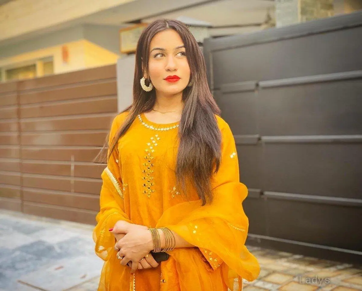 Hina Khan, 21 years old Dubai escort girl with big tits, height 170 sm, Weight  kg