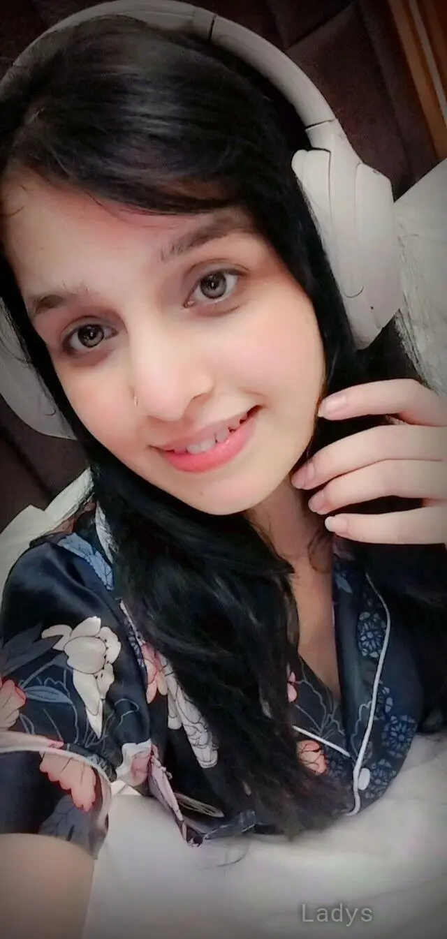 Honey Aiza, 20 years old Dubai escort girl with big tits, height 161 sm, Weight  kg