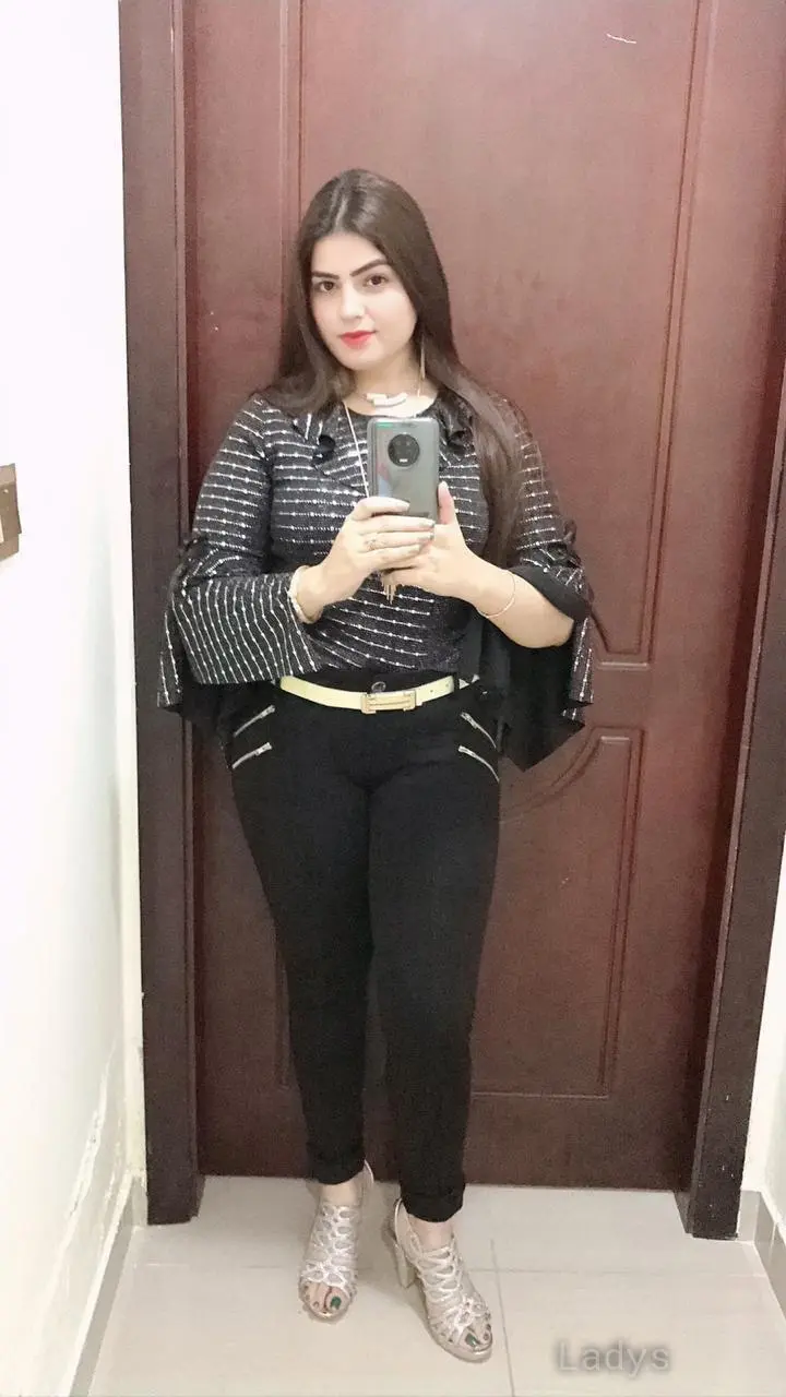 Huma Busty Milf, 24 years old Dubai escort girl with big tits, height 167 sm, Weight  kg