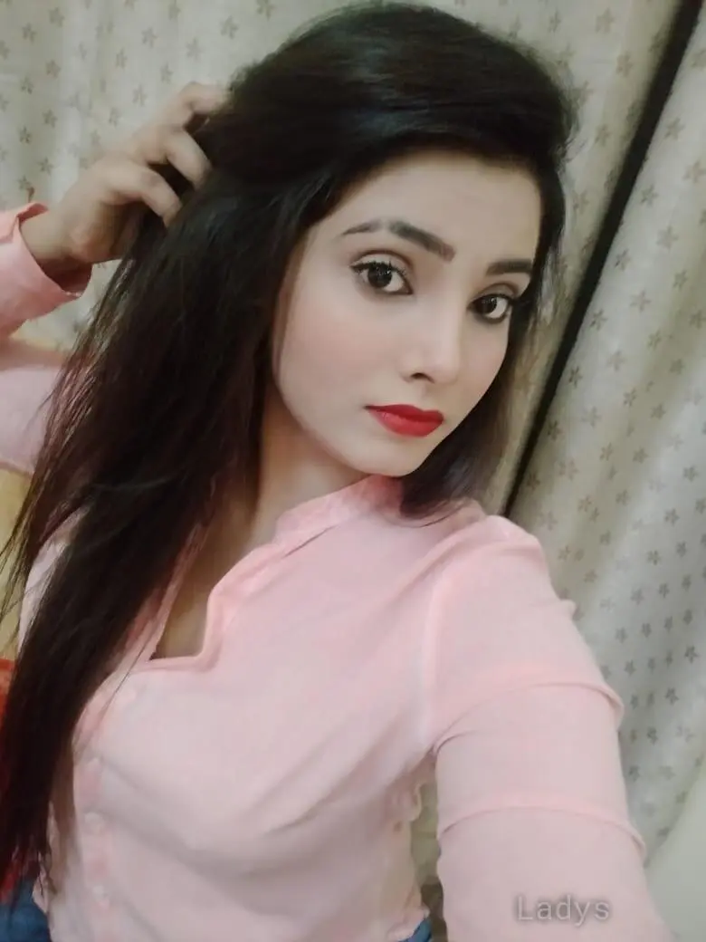 Komal Indian Girl, 23 years old Dubai escort girl with big tits, height 166 sm, Weight kg