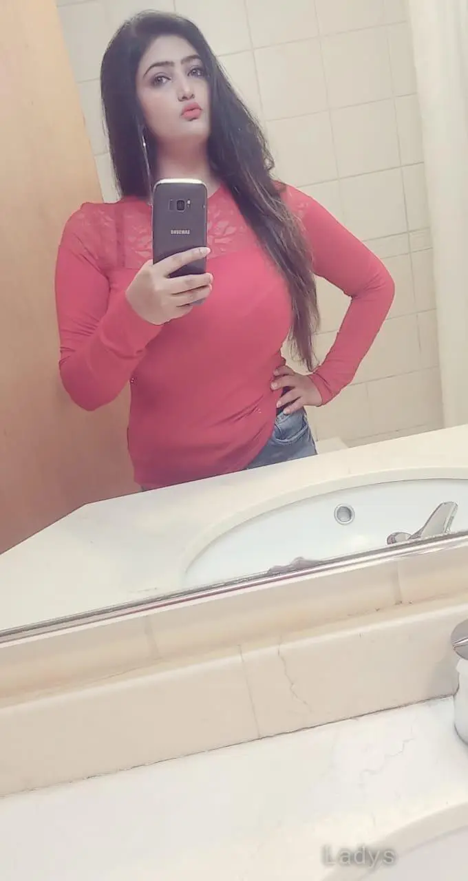 Mahvi Busty Milf, 24 years old Dubai escort girl with big tits, height 168 sm, Weight kg