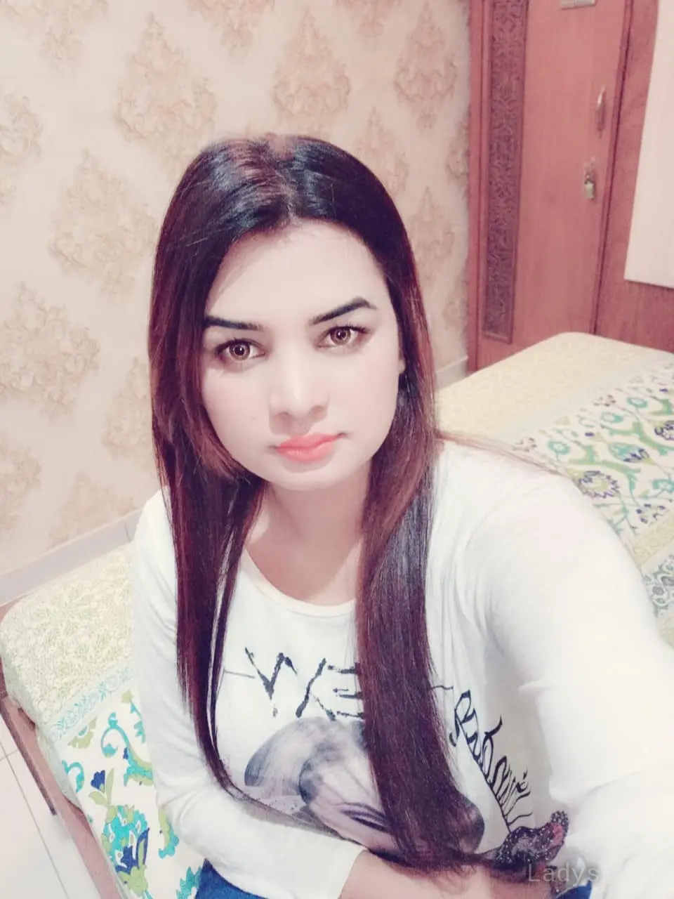 Mona, 22 years old Dubai escort girl with big tits, height 167 sm, Weight kg
