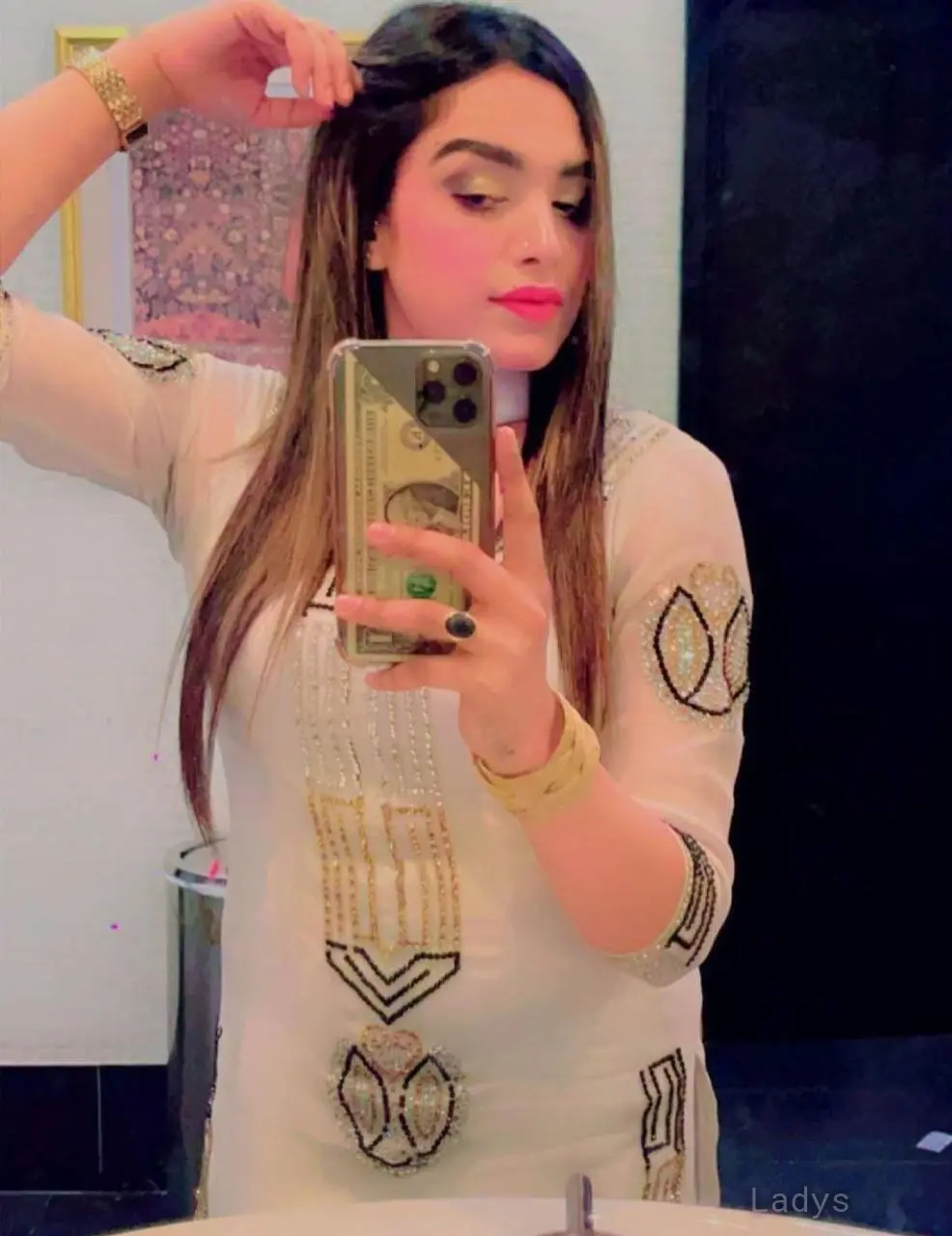 Samia Mehak, 19 years old Dubai escort girl with big tits, height 177 sm, Weight kg