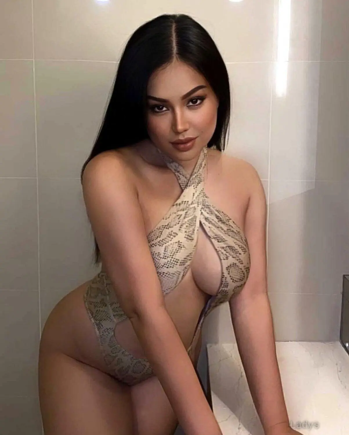 Sarra Luxury girl, 23 years old Dubai escort girl with big tits, height 163 sm, Weight kg