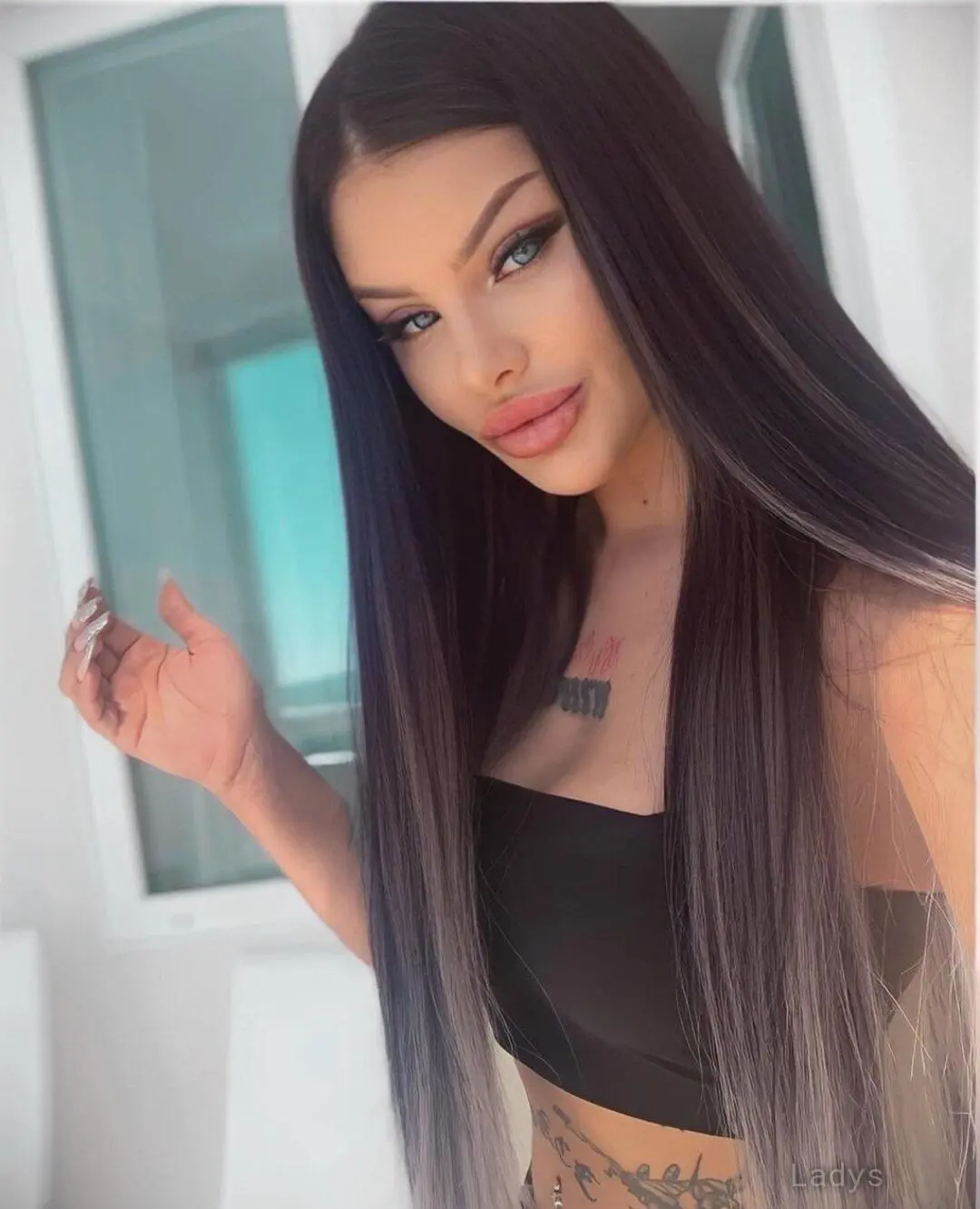 Shakira, 21 years old Dubai escort girl with big tits, height 167 sm, Weight  kg