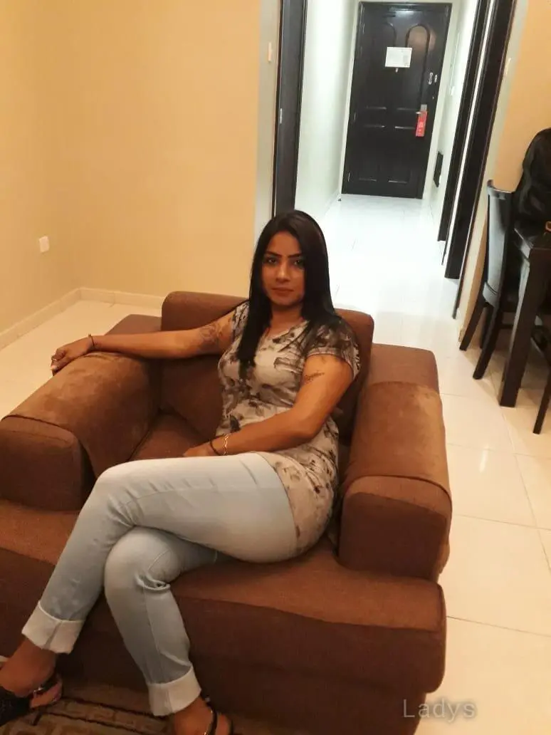Shama Busty Girl, 23 years old Dubai escort girl with big tits, height 167 sm, Weight kg