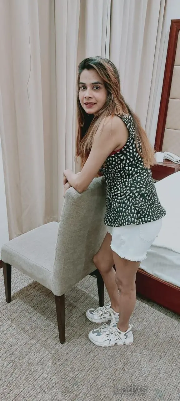 Sheikha, 25 years old Dubai escort girl with big tits, height 160 sm, Weight kg