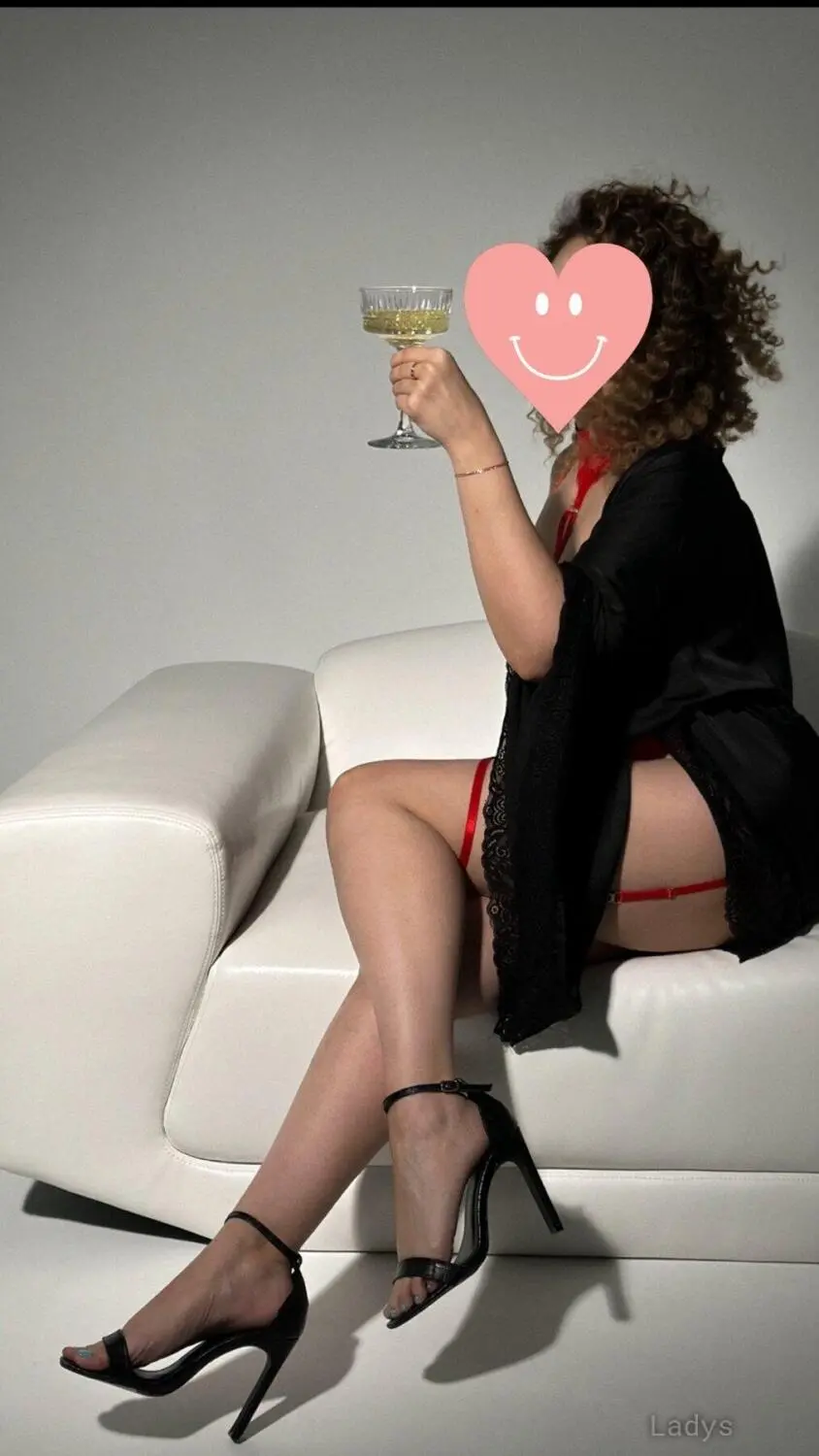 Ulia, 25 years old Dubai escort girl with big tits, height 171 sm, Weight  kg