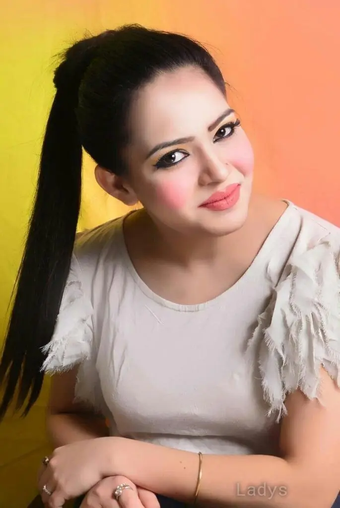Urvi Busty Girl, 22 years old Dubai escort girl with big tits, height 165 sm, Weight kg