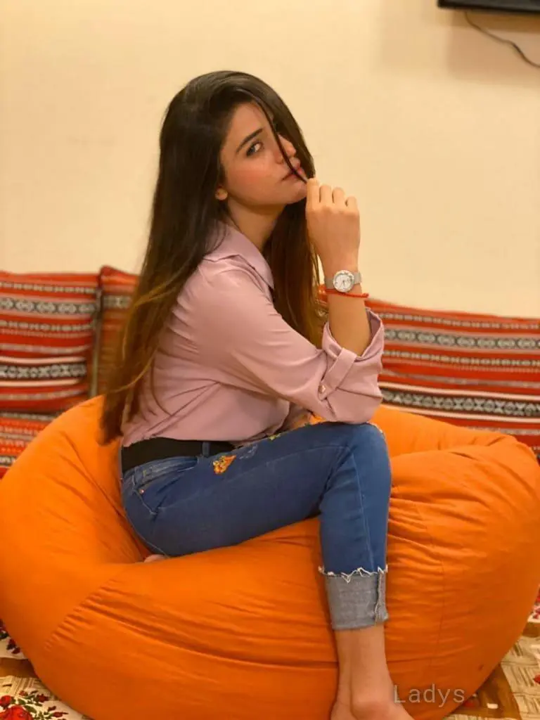 Chavvi Indian Girl, 19 years beautiful nude Dubai escorts girl, height 166 sm, Weight kg