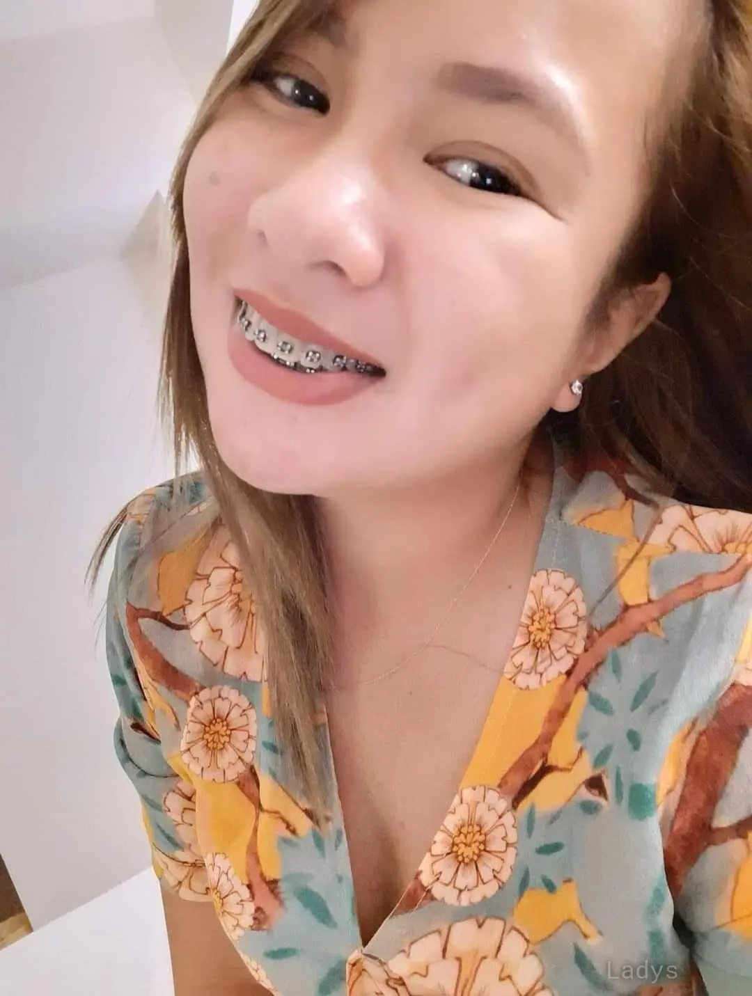 Emma, 29 years beautiful nude Dubai escorts girl, height 160 sm, Weight kg