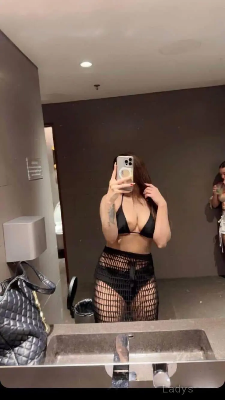 Emmy, 20 years beautiful nude Dubai escorts girl, height 172 sm, Weight kg