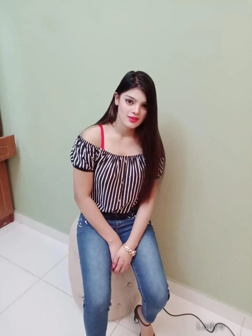 Jiya Indian Girl, 22 years beautiful nude Dubai escorts girl, height 166 sm, Weight  kg