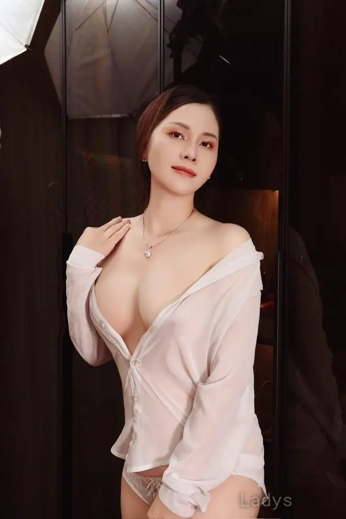 Keva New in Dubai, 26 years beautiful nude Dubai escorts girl, height 168 sm, Weight  kg
