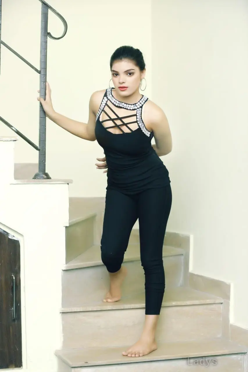 Komal, 21 years beautiful nude Dubai escorts girl, height 167 sm, Weight  kg
