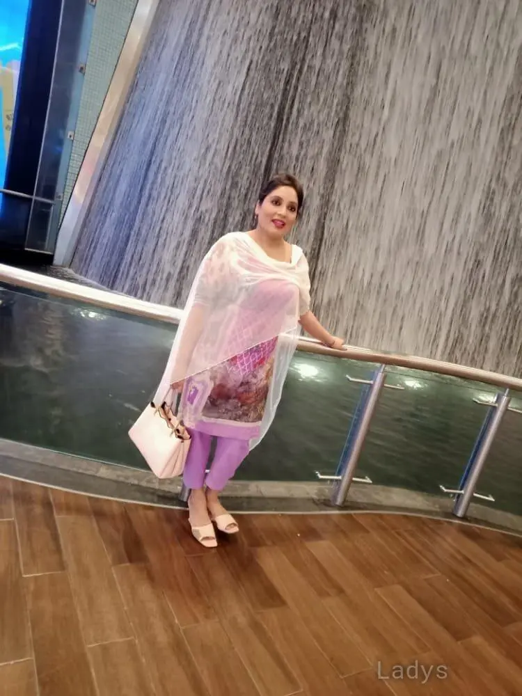 Komal Indian Housewife, 25 years beautiful nude Dubai escorts girl, height 166 sm, Weight  kg