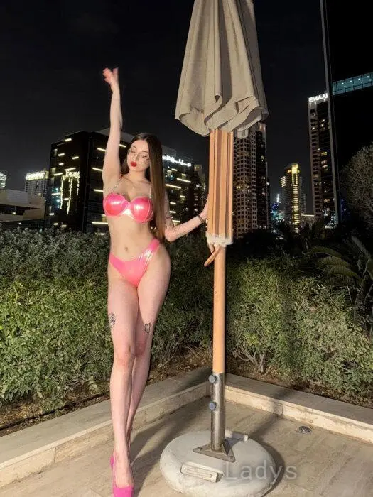 Kris, 18 years beautiful nude Dubai escorts girl, height 168 sm, Weight 50 kg
