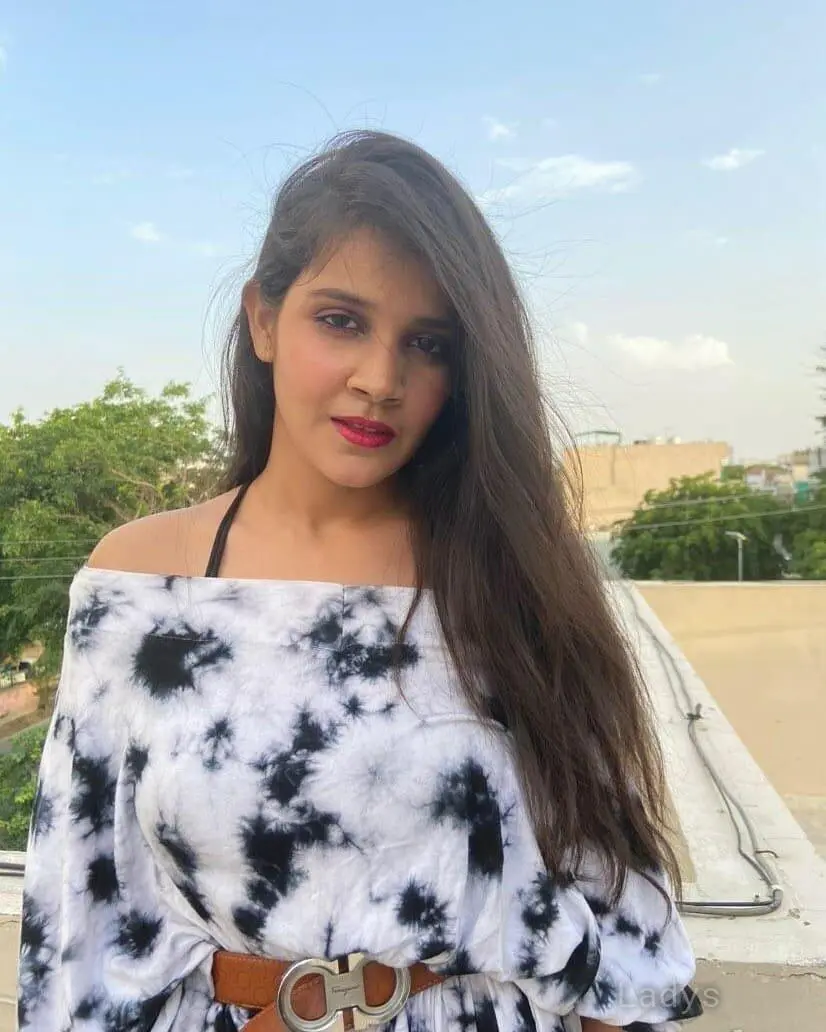 Natasha Indian Model, 21 years beautiful nude Dubai escorts girl, height 167 sm, Weight kg