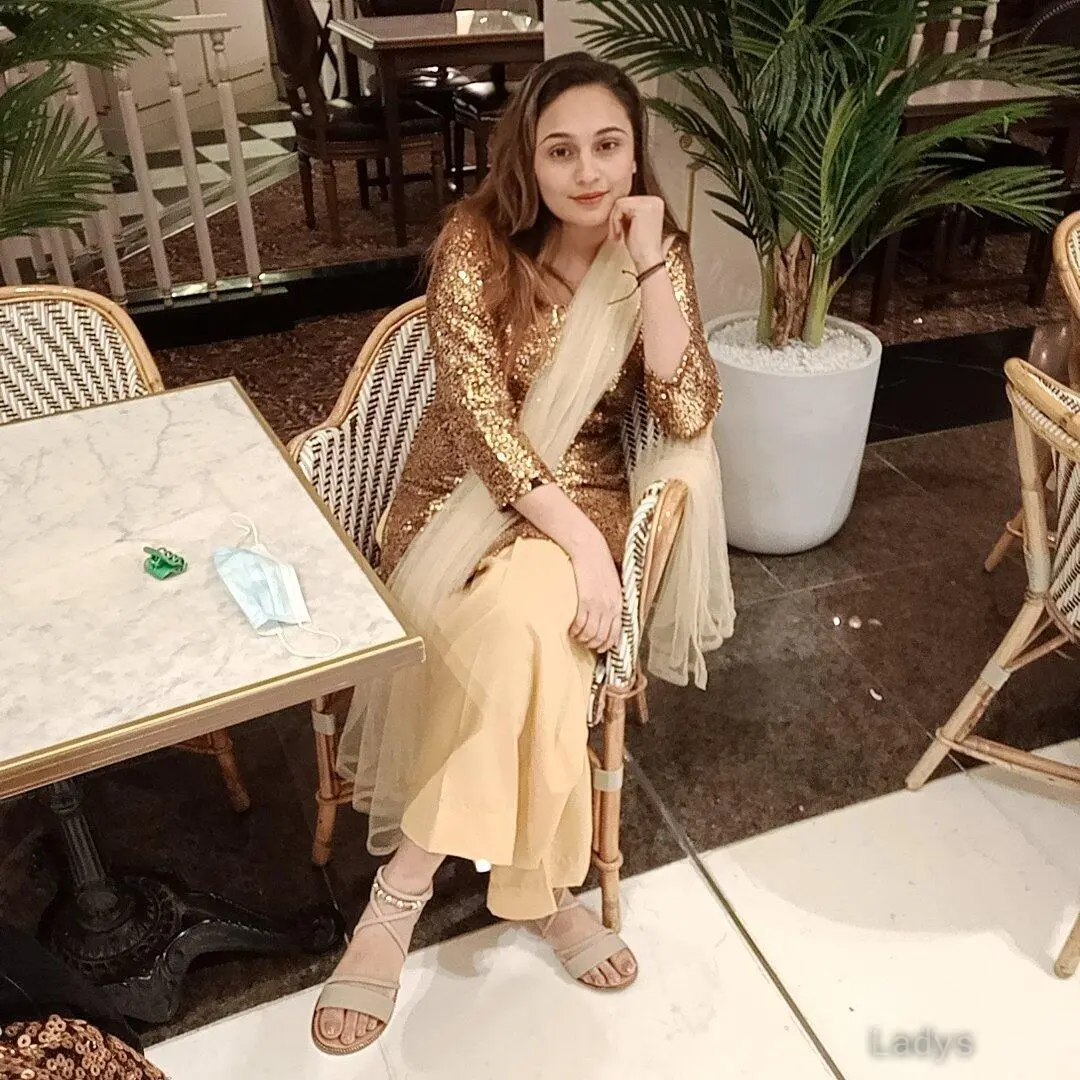 Preeti Indian Girl, 23 years beautiful nude Dubai escorts girl, height 166 sm, Weight  kg