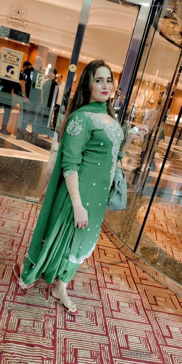 Rashmi Busty Housewife, 23 years beautiful nude Dubai escorts girl, height 167 sm, Weight kg