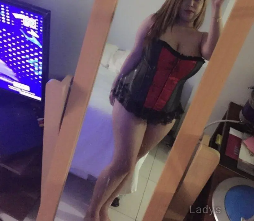 Samantha, 27 years beautiful nude Dubai escorts girl, height 152 sm, Weight  kg