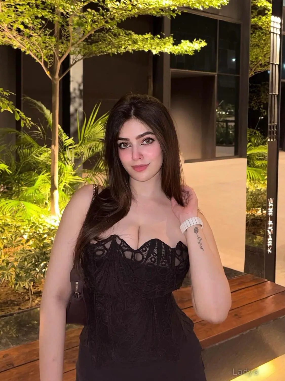 Shreya, 22 years beautiful nude Dubai escorts girl, height 166 sm, Weight kg