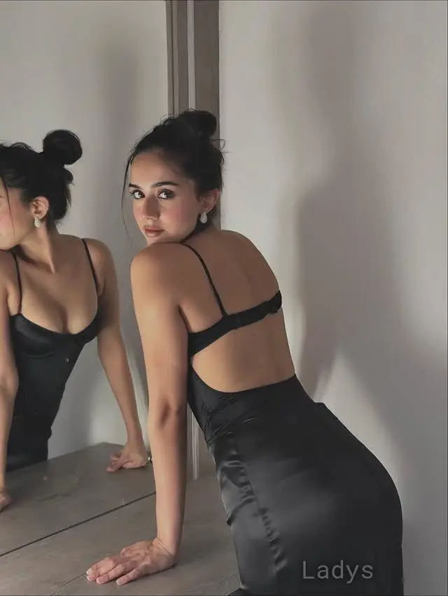 Simran, 22 years beautiful nude Dubai escorts girl, height 170 sm, Weight kg