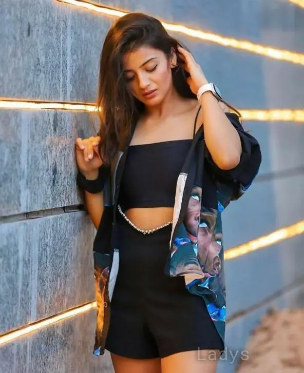 Somiksha Indian Girl, 23 years beautiful nude Dubai escorts girl, height 167 sm, Weight kg