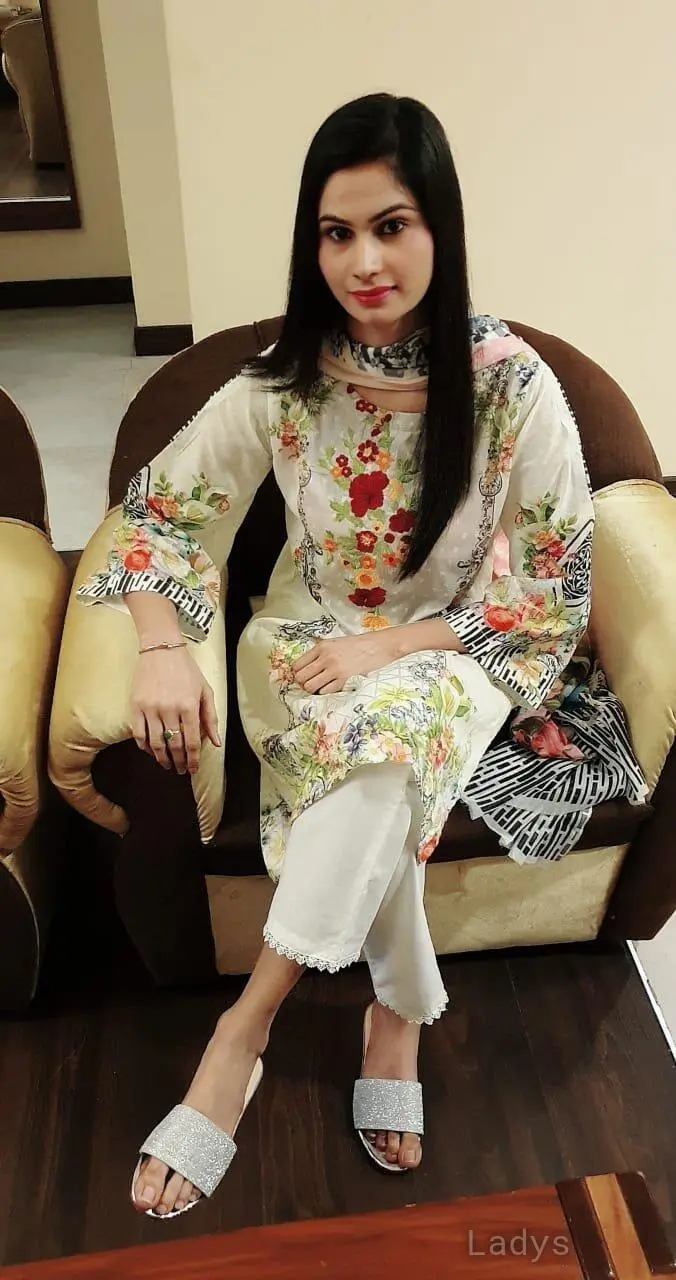Tanisha Indian Girl, 23 years beautiful nude Dubai escorts girl, height 167 sm, Weight kg