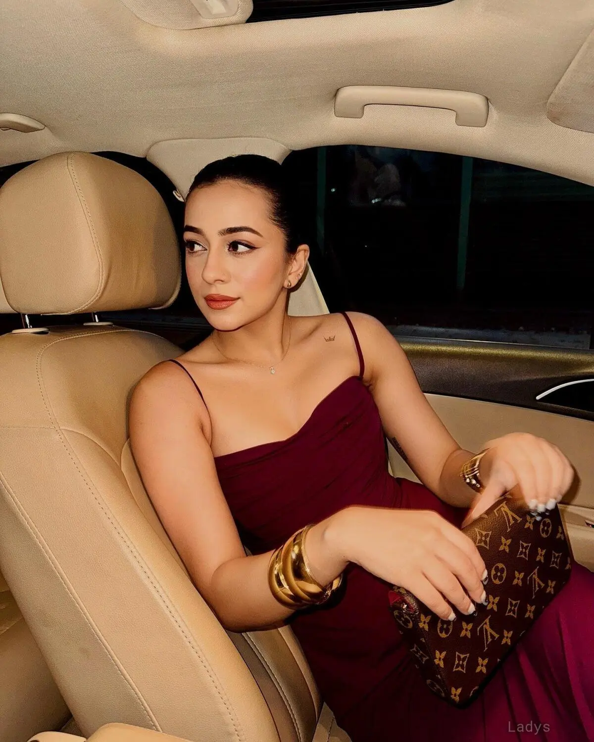 Taniya, 22 years beautiful nude Dubai escorts girl, height 168 sm, Weight kg