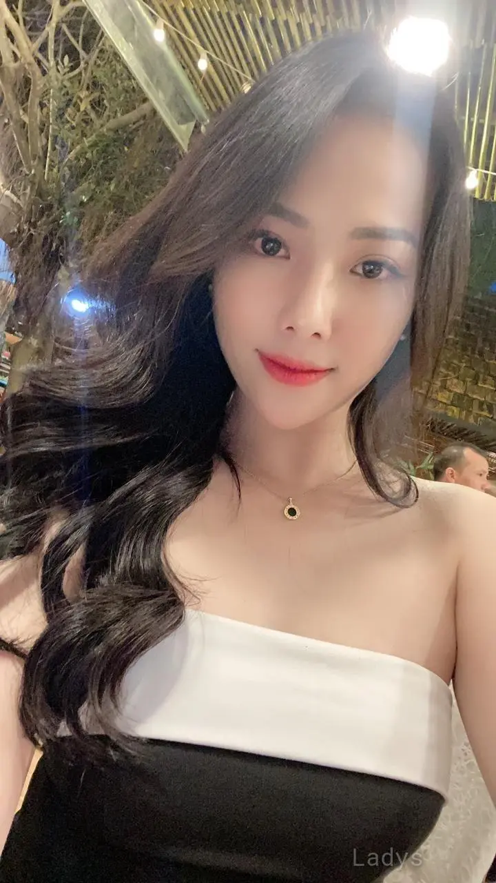 Tran Liz, 22 years beautiful nude Dubai escorts girl, height 166 sm, Weight  kg